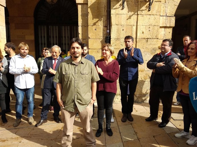 Ignacio Fernández Del Páramo, en primer término, junto a concejales de Oviedo