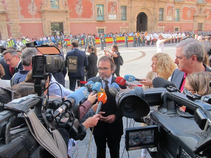 El consejero de Presidencia, Pedro Rivera, atiende a los medios              