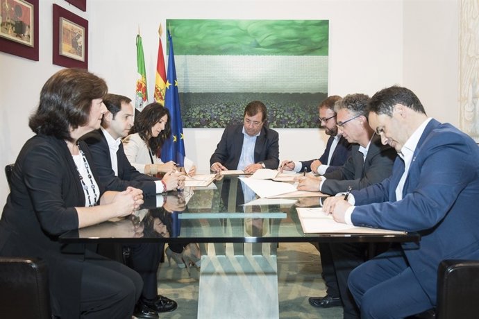 Vara y otras autoridades en la firma para el traspaso de conservatorios