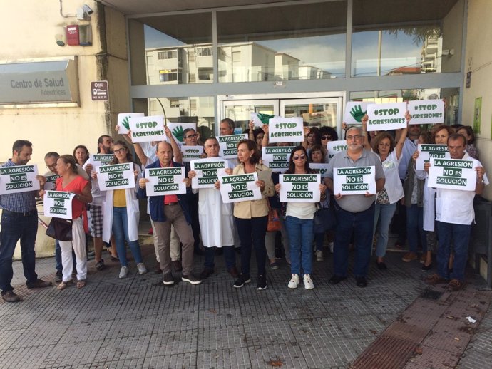 Concentración de sanitarios en el centro de salud de Adoratrices de Huelva. 