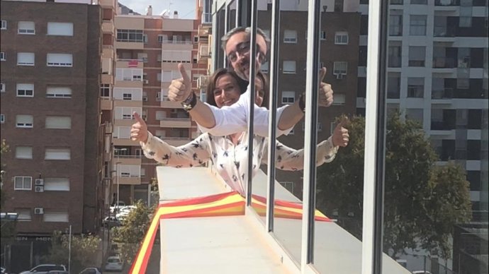 Momento en el que PP cuelga bandera de España en fachada Asamblea