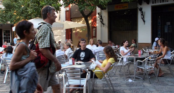 Veladores en una calle del centro de Sevilla