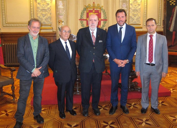 José Delfín Val (en el centro), nuevo cronista oficial de Valladolid. 11-10-2018