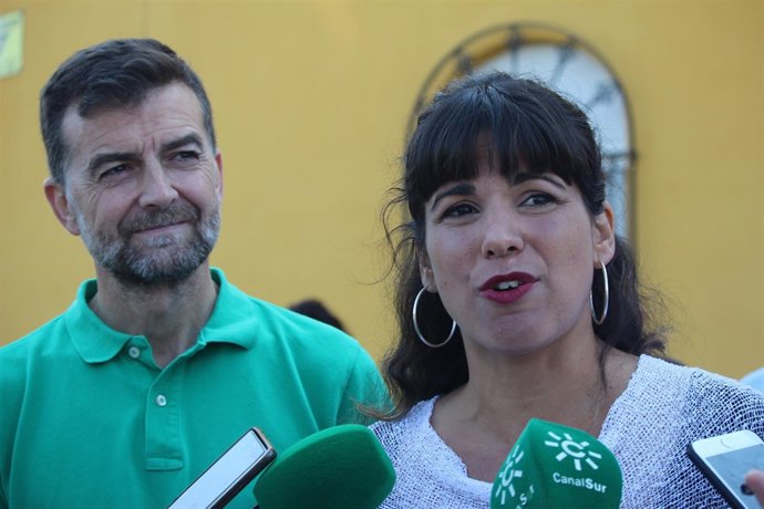 Antonio Maíllo y Teresa Rodríguez atiendiendo a los medios