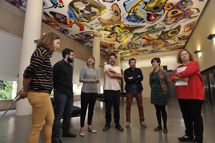 Representantes institucionales y ganadores de Becas de Artes Visuales de la DPH