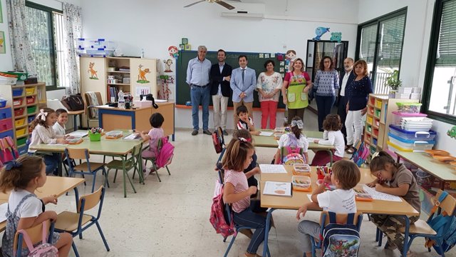 López (centro), durante su visita a uno de los colegios de La Rambla