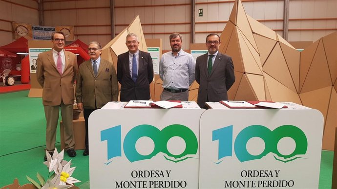 Autoridades en el stand del Centenario de Ordesa en Feria de Zaragoza