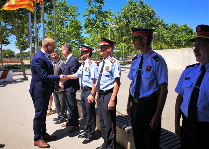 El conseller Miquel Buch saluda al comissari dels Mossos Ferran López