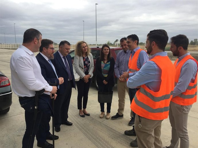 Sánchez Haro (segundo por la izda.) en su visita a La Carlota