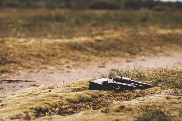 Pistola en el suelo