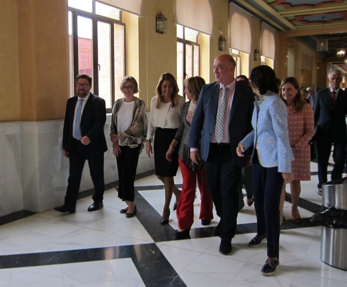 Susana Díaz (centro) a su llegada al Rectorado de la UCO