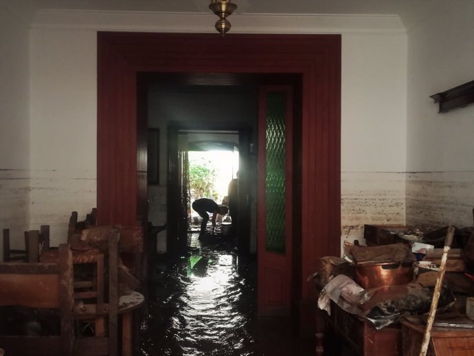 Un vecino achica agua en su casa en Sant Llorenç tras las inundaciones