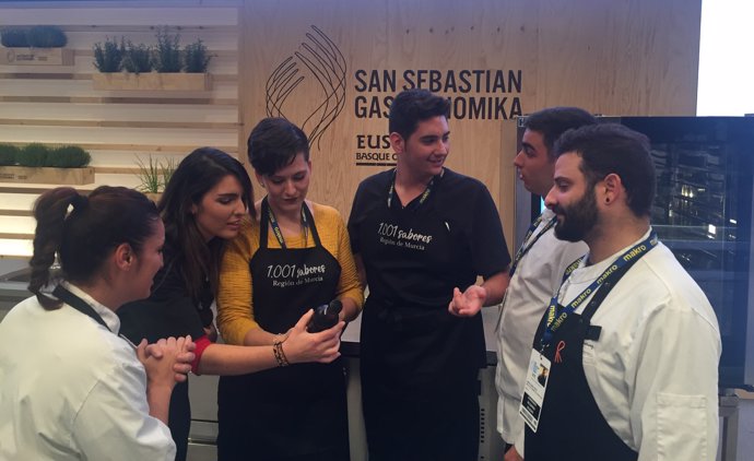 Los becarios durante el transcurso de la XX edición de San Sebastián Gastronomik