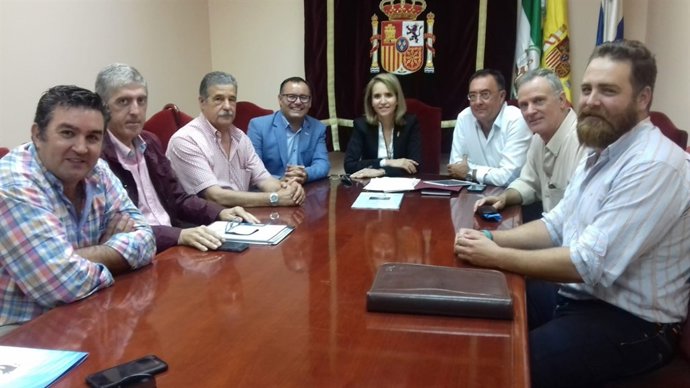 Manuela Parralo se reúne con la coordinadora 'Salvemos las playas de Huelva'.