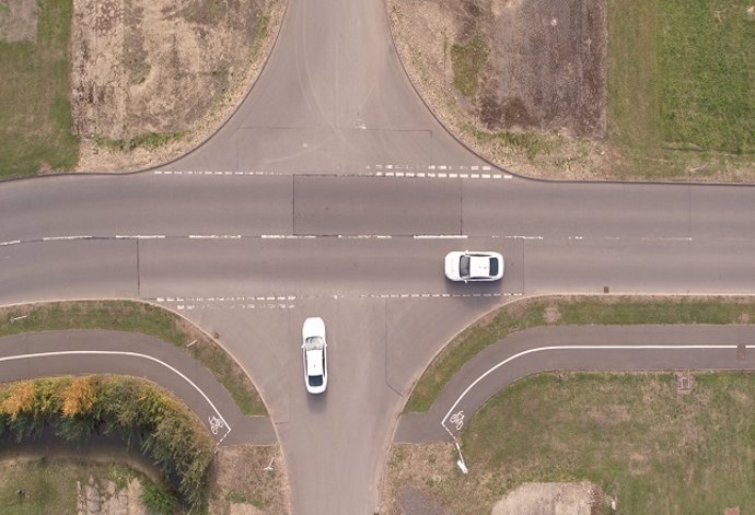 Dos coches se cruzan en una intersección