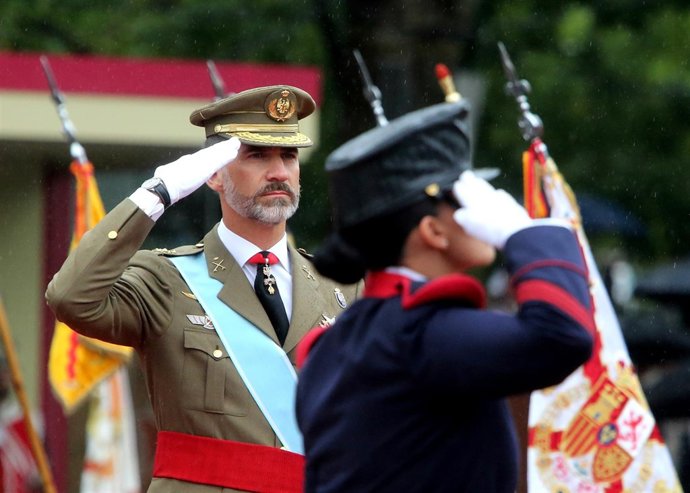 El Rey durante el desfile militar del 12 de Octubre