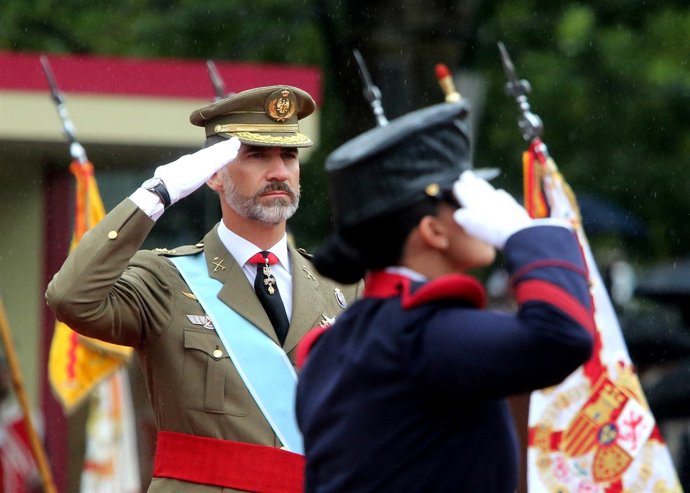 El Rei durant la desfilada militar del 12 d'Octubre