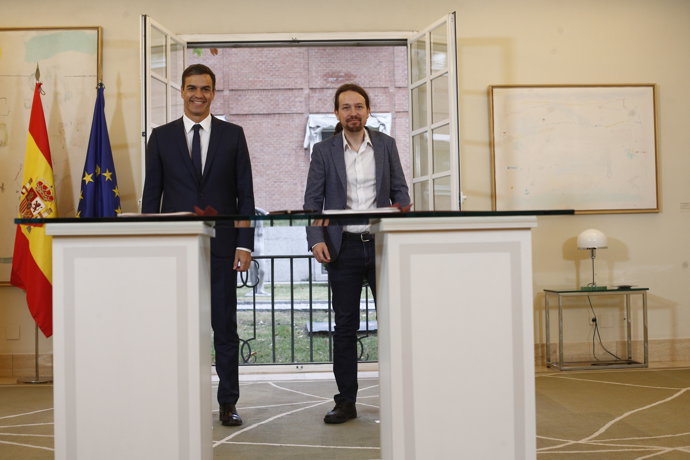 El presidente del Gobierno, Pedro Sánchez, firma con el secretario general de Po