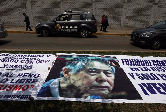 Pancarta con la imagen de Alberto Fujimori