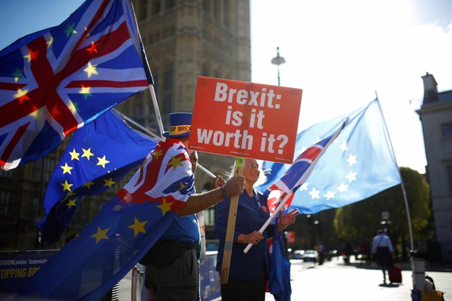 Manifestantes contra el Brexit junto al Parlamento británico