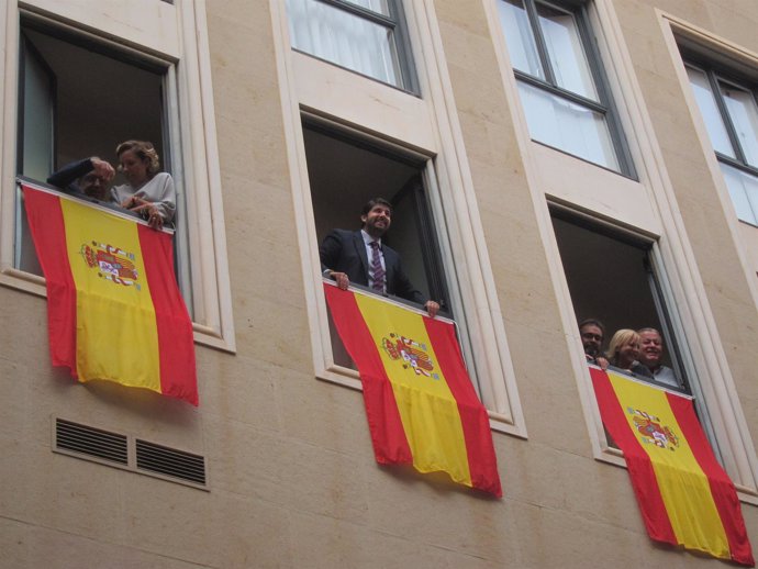 López Miras, en el centro, despliega la bandera