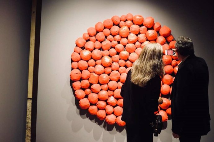 Dos visitantes contemplan una obra en el Museo Vostell Malpartida