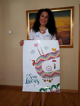 Isabel Azañón con el cartel de feria