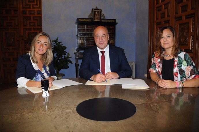 Diputación Córdoba firma convenio con Cruz Roja