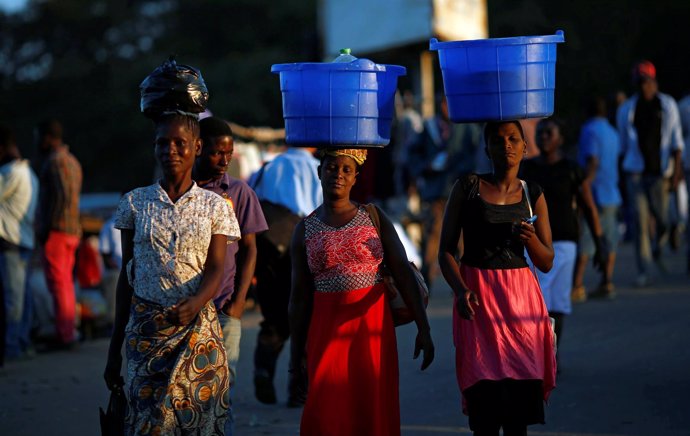 Mujeres con cubos llenos de comida en Malaui