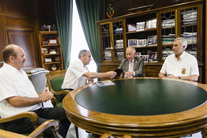 Reunión entre Gabriel Amat y representantes de la hermandad.