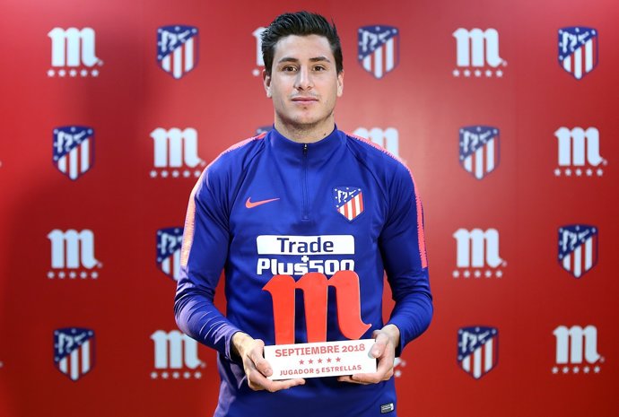 Giménez con su premio de mejor jugador del Atlético de septiembre
