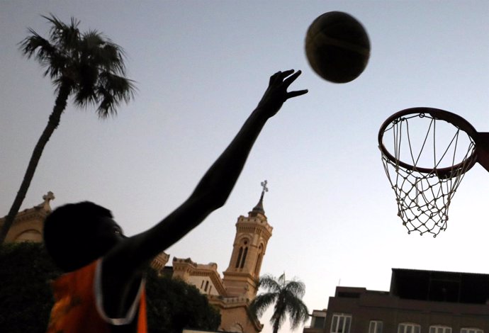 Refugiado sudanés en un partido de baloncesto con refugiados sursudaneses