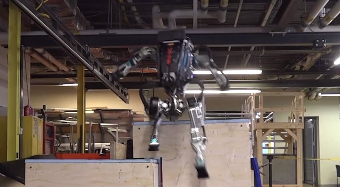 Atlas, robot de Boston Dynamics haciendo parkour
