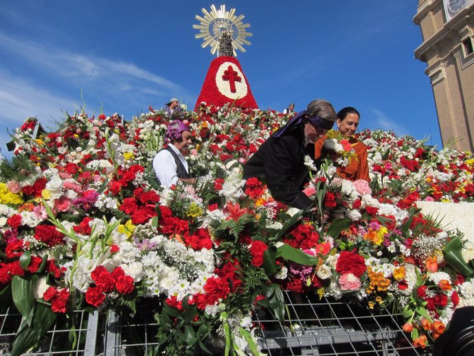 El alcalde de Zaragoza coloca unas flores en la Ofrenda a la Virgen del Pilar