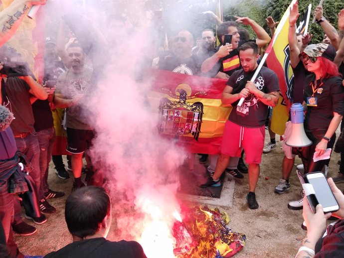 Manifestación ultra en Barcelona por la Hispanidad: quema de banderas esteladas