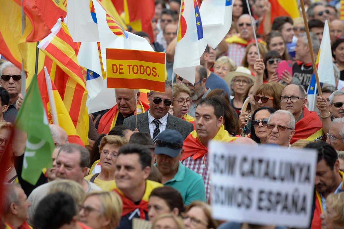 La marcha en Barcelona en el Día de la Hispanidad, en imágenes