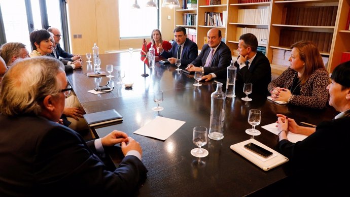 Foto de archivo de reunión Andoni Ortuzar con diputados y senadores de PNV 