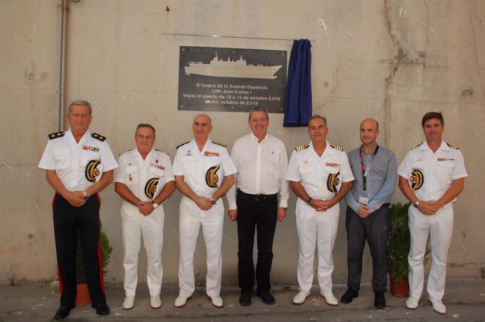 Puerto de Motril descubre placa para memorar el portaviones Juan Carlos I