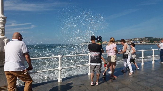 Olas en San Lorenzo, playa de Gijón
