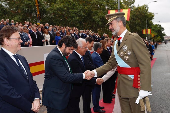 Fernando López Miras estrecha la mano de Su Majestad el Rey Felipe VI
