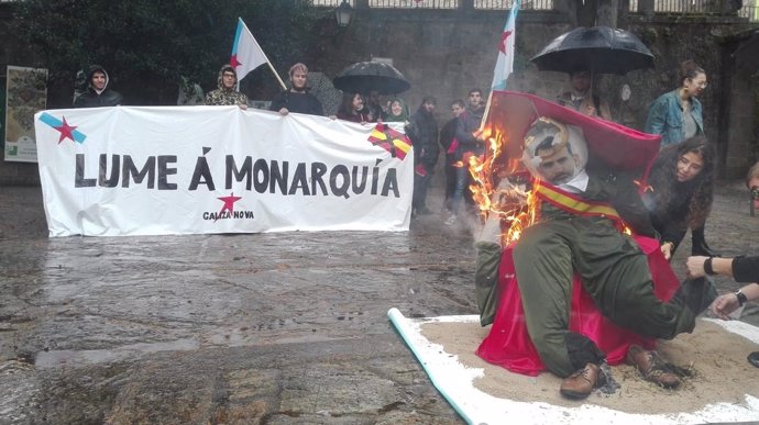 Galiza Nova quema un muñeco caricaturizado como el rey Felipe Vi