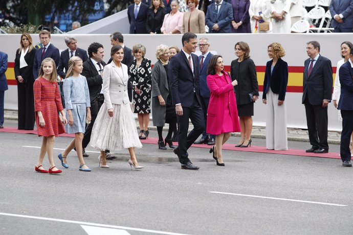 Sánchez, la reina Letizia, la infanta Sofía y la princesa Leonor en el Desfile d