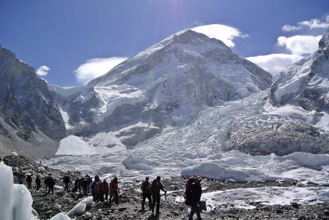 Alpinistas de expedición en el monte Everest