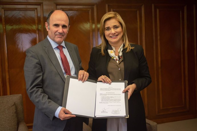 Manu Ayerdi y la alcaldesa de Chihuahua, María Eugenia Campos