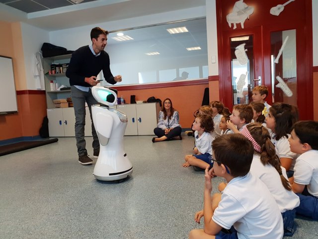 El robot Sanbot en un aula del Colegio Europeo de Madrid
