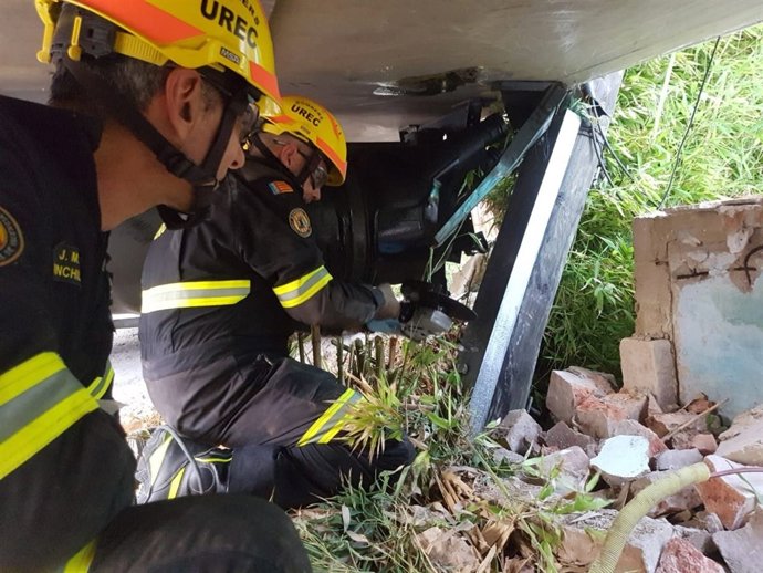 Los bomberos tiraron un muro para sacar el camión