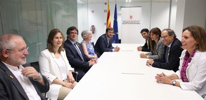 Foto de Torra, Puigdemont y los consellers