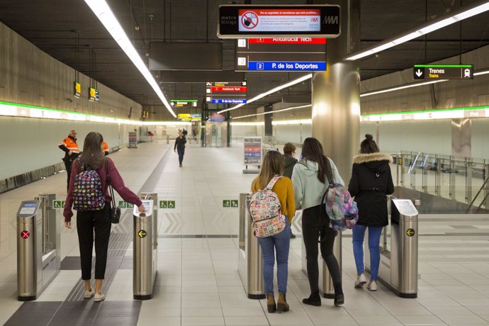 Metro de Málaga con viajeros 