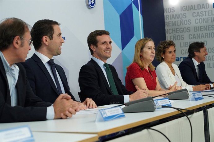 Pablo Casado presideix la reunió amb parlamentaris que ha convocat a 'Gènova'