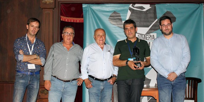 El director de producción Toni Novella recibe el premio 'Desierto de Tabernas'